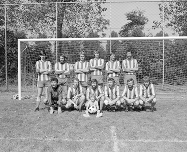 884299 Groepsportret (elftalfoto) van een voetbalelftal van de spoorwegpolitie, bij een wedstrijd tegen een elftal van ...